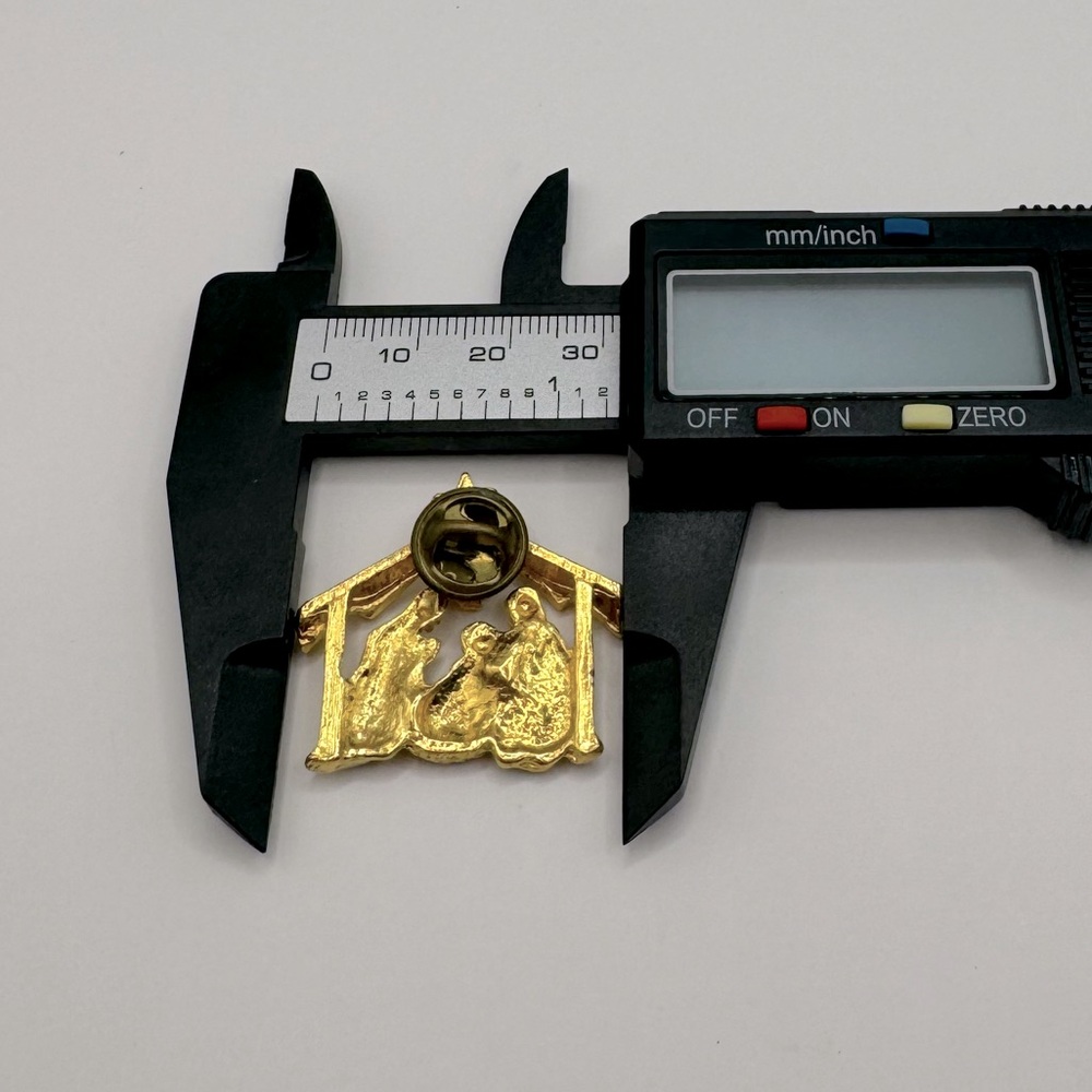 VINTAGE Gold-Tone Nativity Pin - Picture 8 of 9